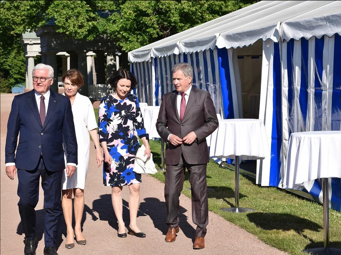 Fyra personer går på rad