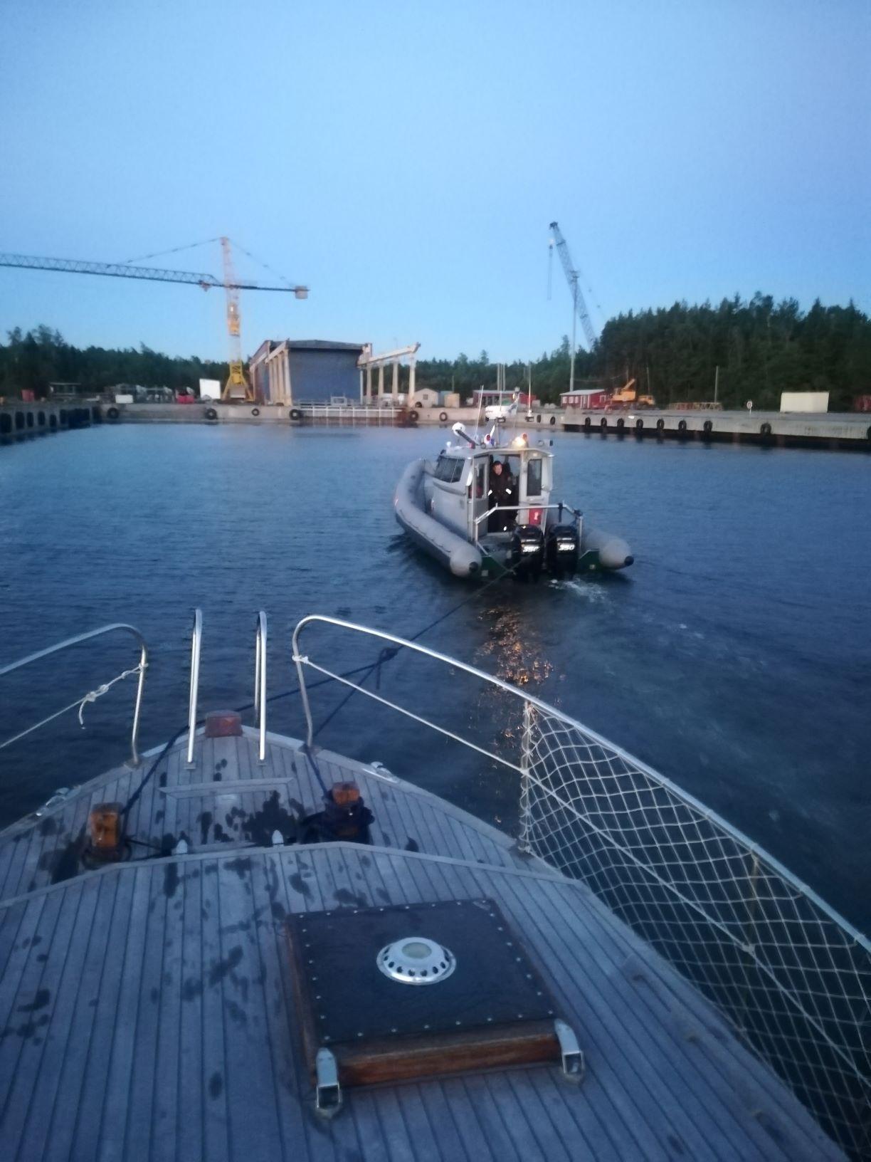 båt bogseras i skymningen