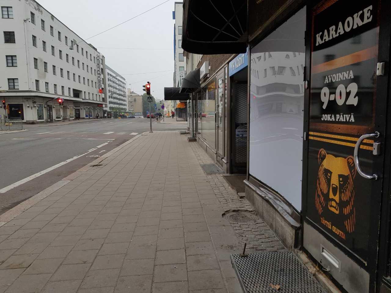 Pubens fönster är nu täckt med en plastskiva. Foto: Annina Suominen