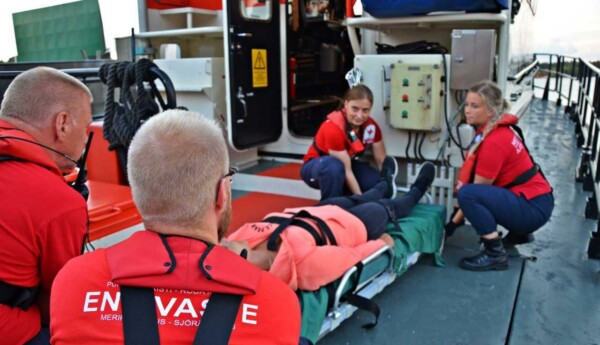 Hjälpen är alltid gratis. Caritas och Abso hade 29 akuta första hjälpen-fall i fjol, och över 60 sjöräddningsuppdrag.
