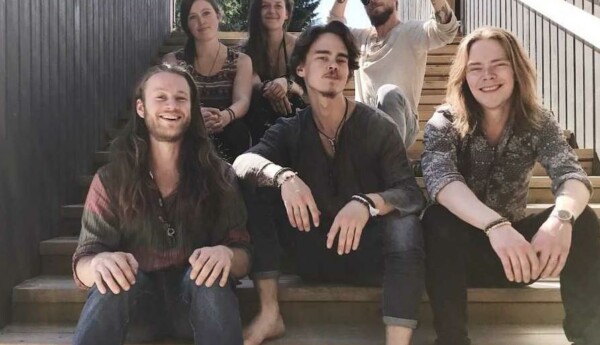 Pargasbandet Dimma består av Adrian Rantala, Jessica Bergman, , Anna Saarela, Andréas Rantala, Set Bergman och Kim Johansson. Pressbild