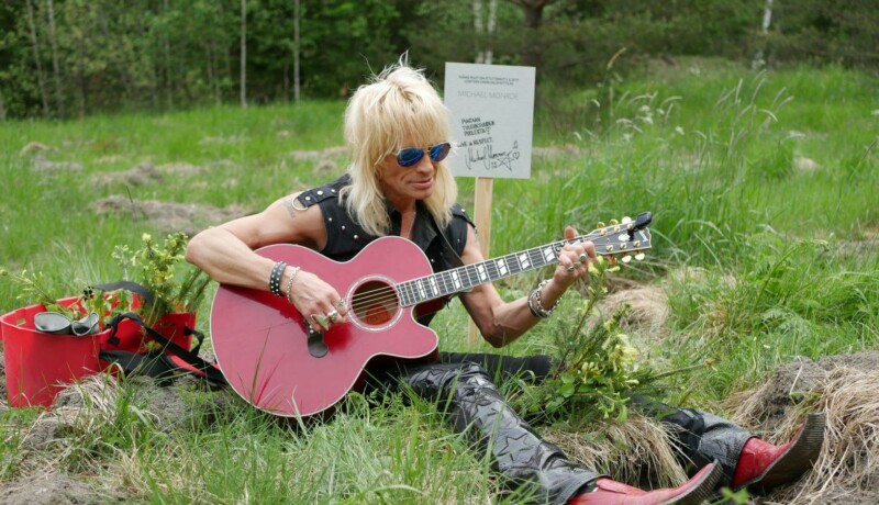 Rockartisten Monroe sitter i gräset