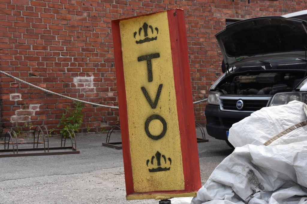 TVO:s logo på en sliten skylt