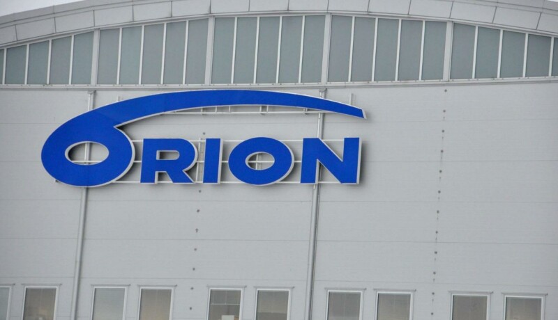 Orions skylt på en vägg