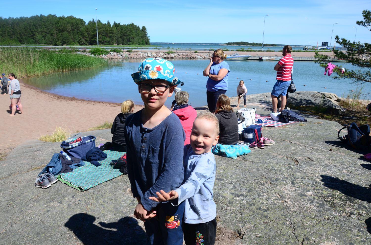 Artur och Elis Peltomäki på stranden.