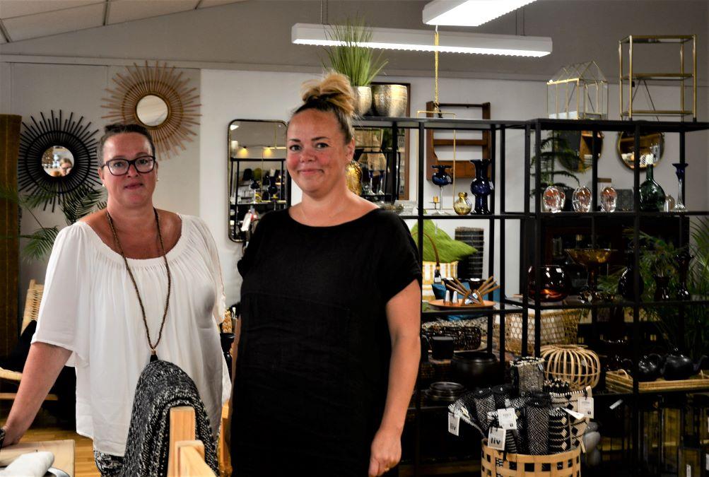 Ann-Charlotte Vuorio (till vänster) och Minna Lindberg i sin inredningsbutik.