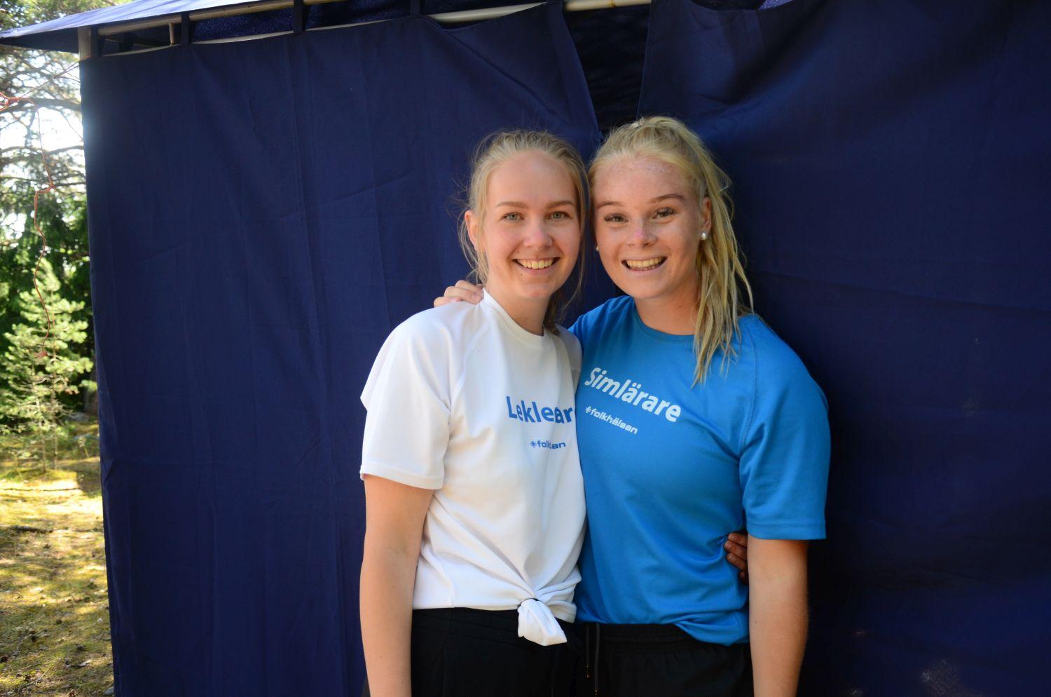 Linnéa Nyman och Ida-Maria Grandell ler mot kameran.