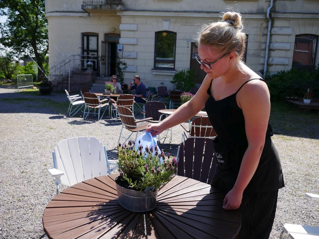 Kaffe i historisk miljö. Café Kakolas Anna-Emilia Sankari arbetar här för femte året i rad. Kakolafunikularen har gynnat även dem.