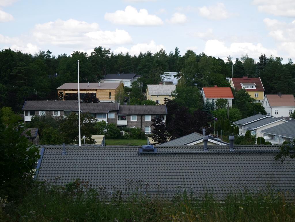 Gammalt möter nytt. Långbacka är fullt av gamla trähus, men även nybyggen, höghus och radhus.
