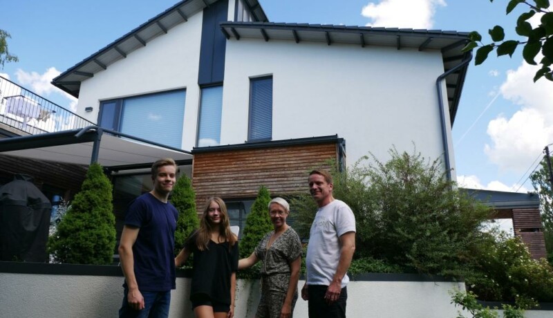 Ville bo på området. Familjen Enroth hör till dem som byggt ett nytt hus i Långbacka. De flyttade till sin tomt år 2012, efter att ha bott i Suikkila och konstaterat att de ville bo kvar på området. Från vänster Hugo, Wilma, Sari och Björn.