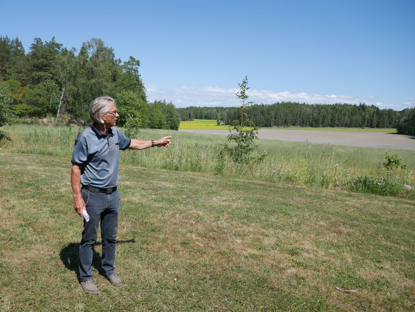 man pekar på åker