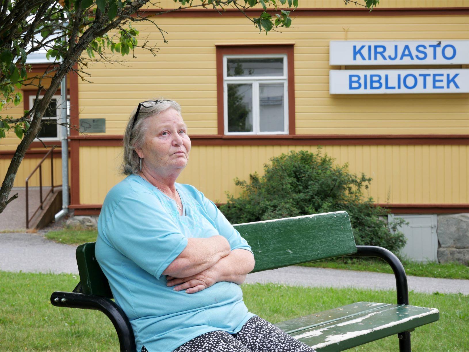 kvinna sitter på parkbänk
