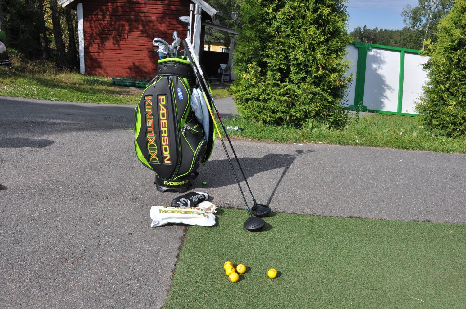 en golfbag och två golfklubbor fotade.