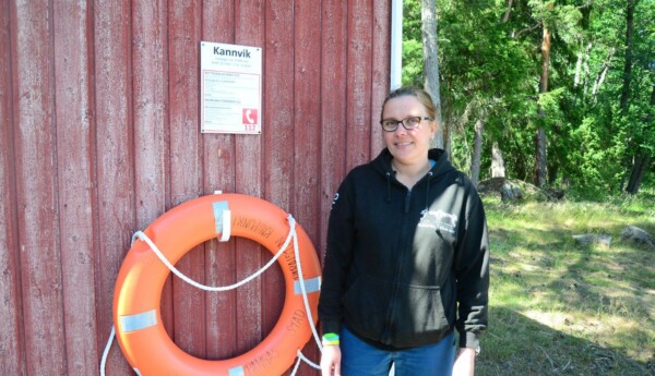 Tove Peltoniemi på Kannvik badplats i Iniö, i bakgrunden syns en livboj.