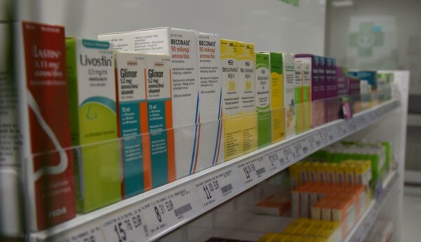 En hylla fylld med allergimediciner.