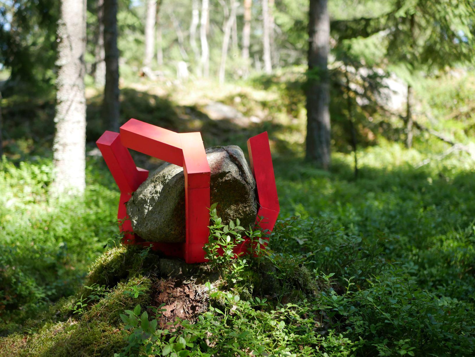 en sted med röda plankor runtomkring 