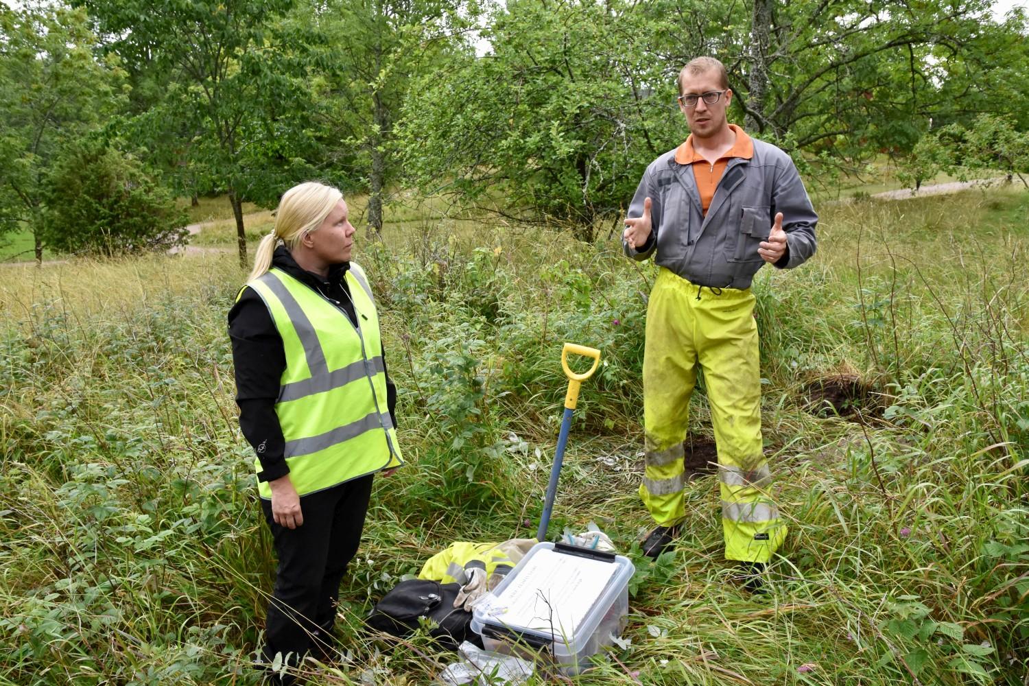 En man och en kvinna står vid ett hål de grävt i marken.