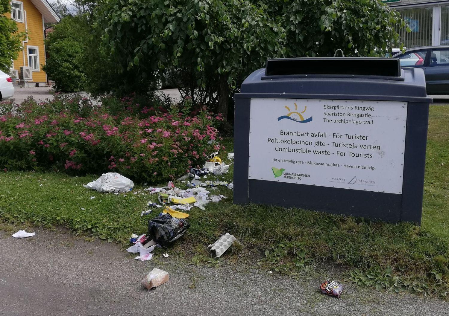 sopor på marken vid sopkärl