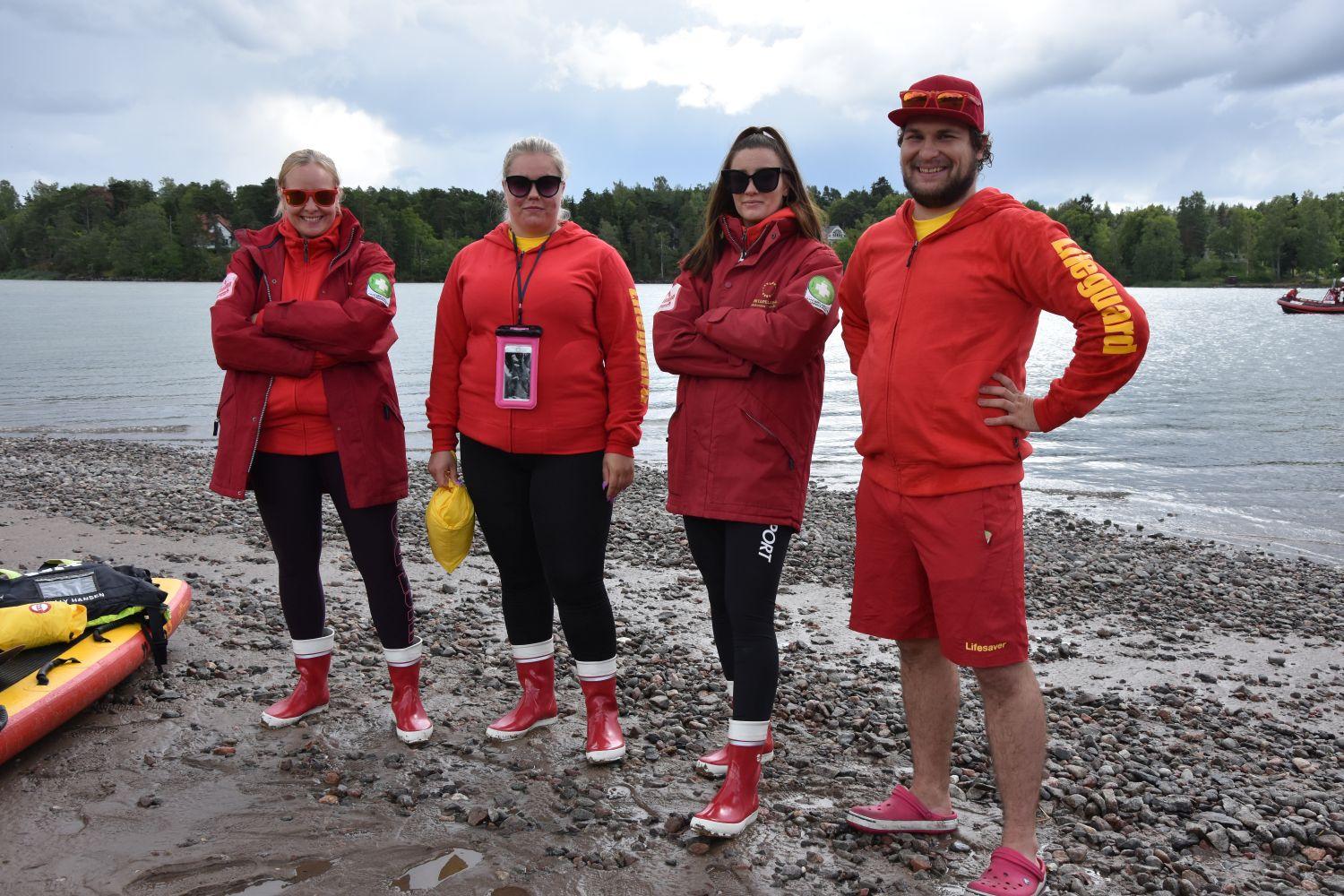 fyra badvakter på en strand