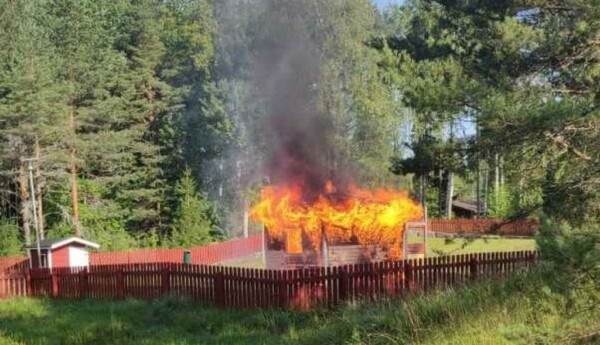 förrådsbyggnad brinner på lekpark