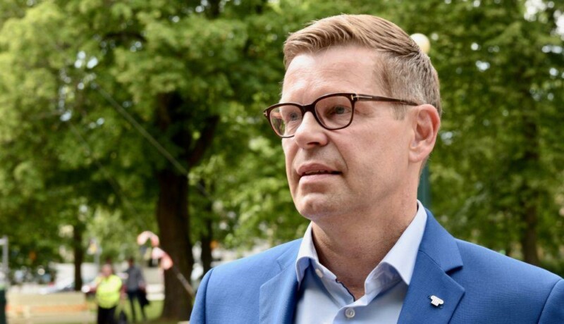 Kimmo Grönlund, man i blå kavaj fotograferad utomhus