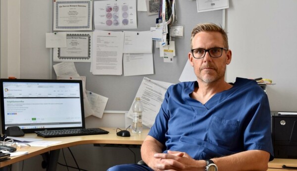 Läkare vid sitt skrivbord
