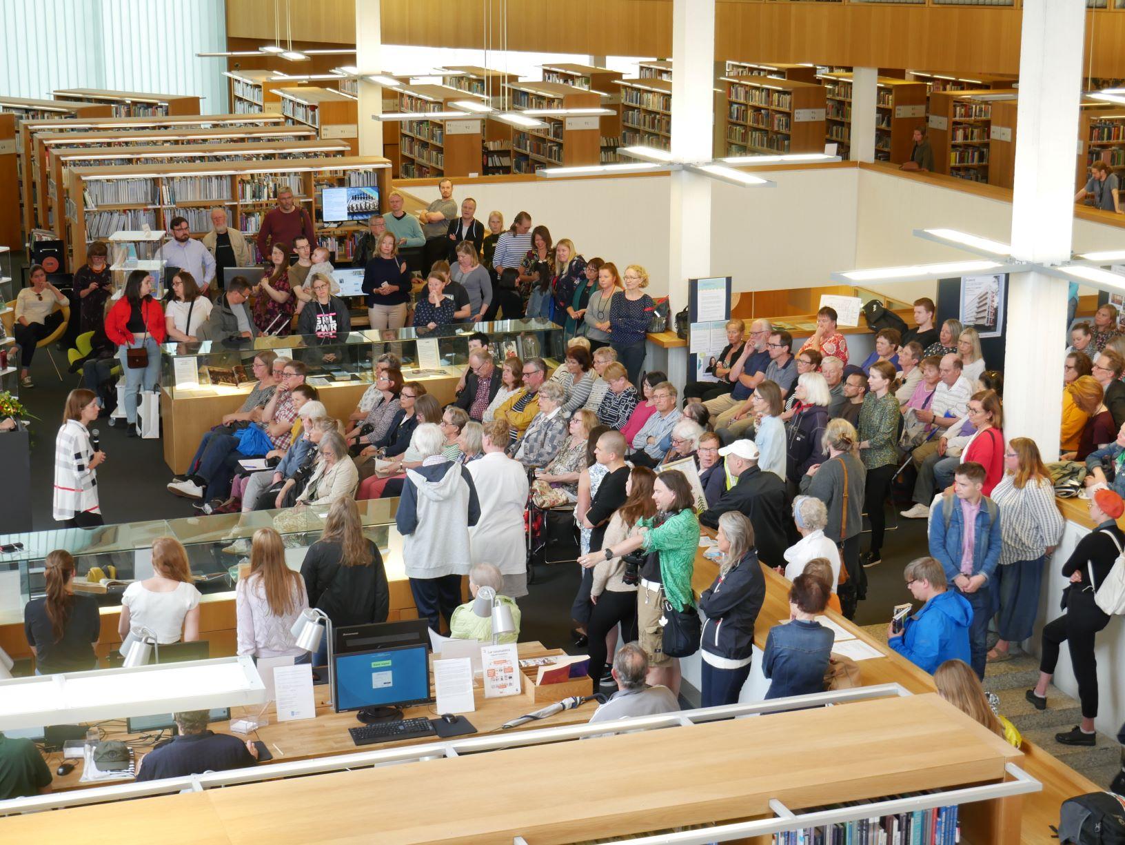 Li andersson talar inför en stor folksamling i biblioteket