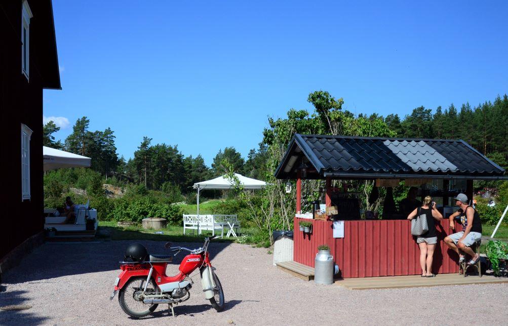 Tackorks kiosk och mopeden Pappa-Tunturi.