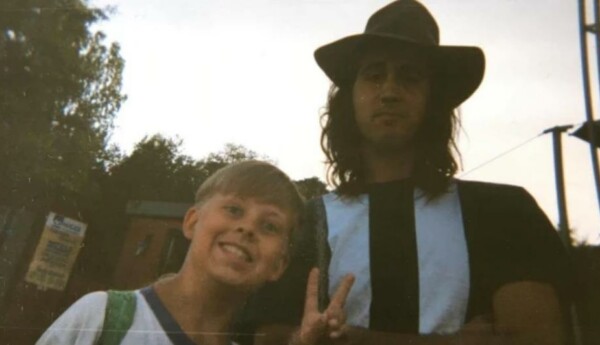 Sam Sihvonen poserar glatt bredvid Nirvanas basist Krist Novoselic.