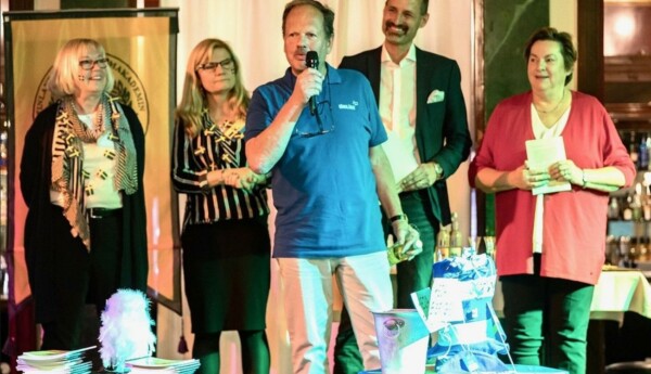Människor på rad som sjunger