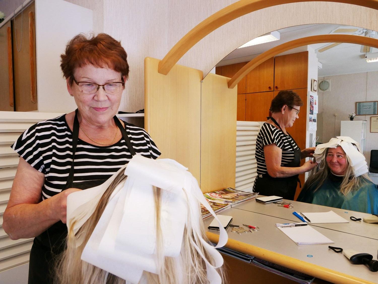 Arbete på gång. Ritva Haapanen och Mira Tiinus driver företag i Tortinmäki. Haapanen är frisör och Tiinus kosmetolog. De är två av få som har en fysisk arbetsplats att gå till i byn, företagare som arbetar hemma icke inräknade.