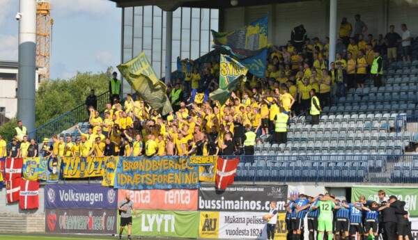 En grupp fotbollsfans fotade på en läktare.