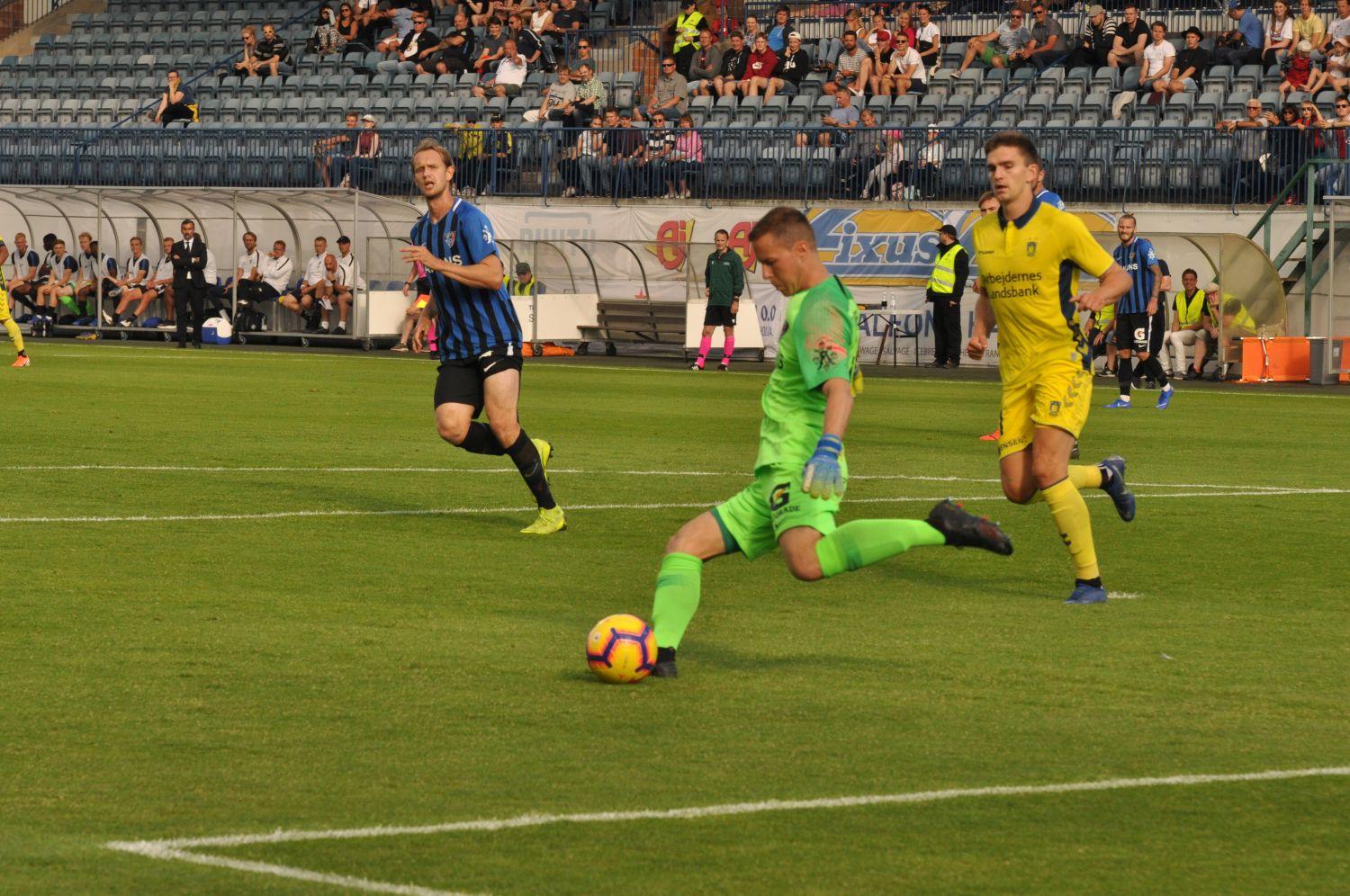 Fotbollsmålvakt sparkar bollen under en fotbollsmatch. 