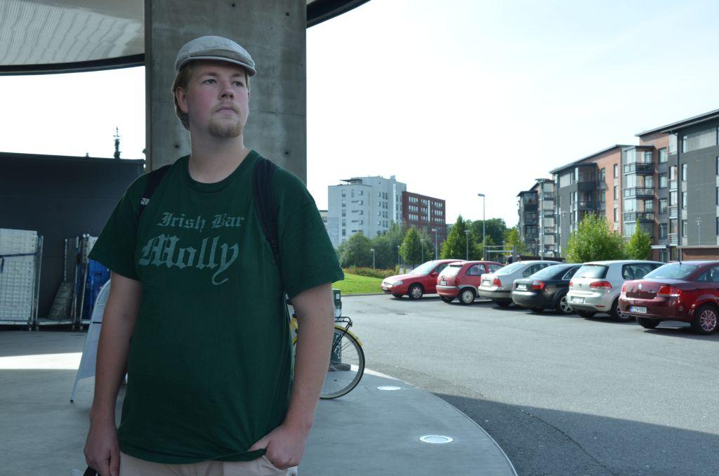 En ung man står utomhus