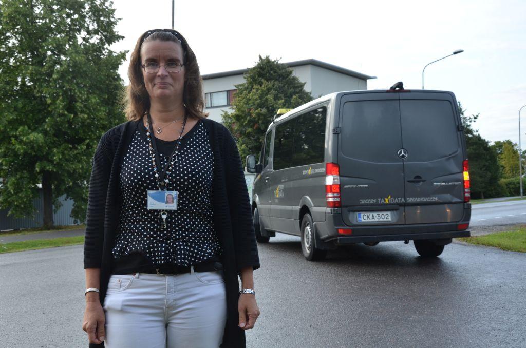 En kvinna står utomhus.