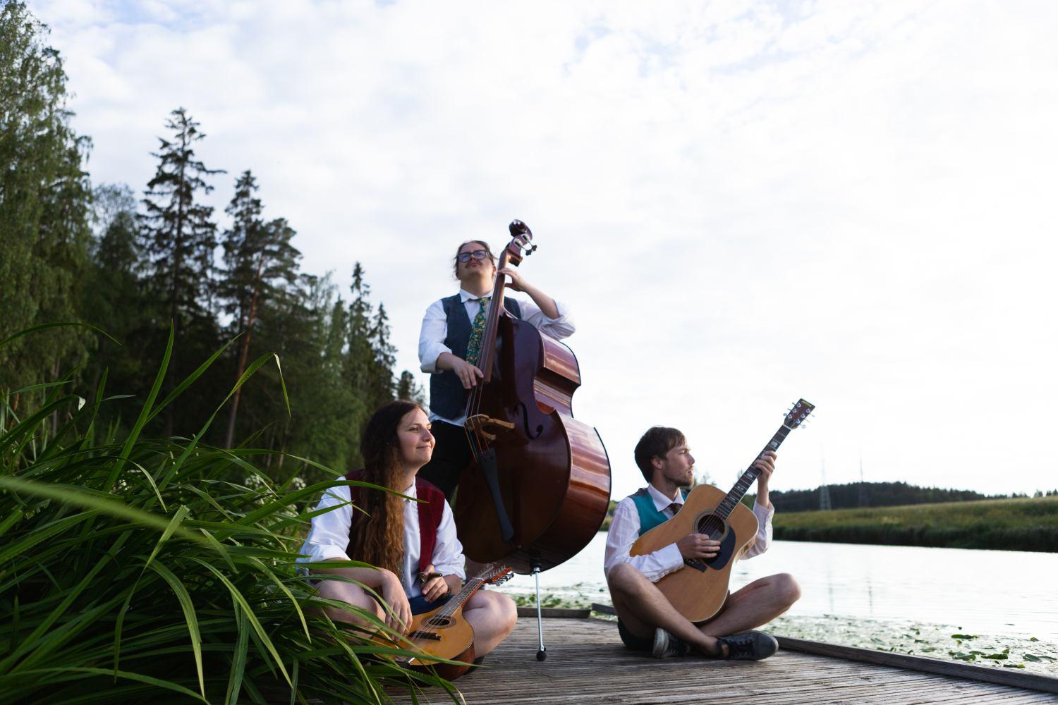 Musiker sitter på en brygga.