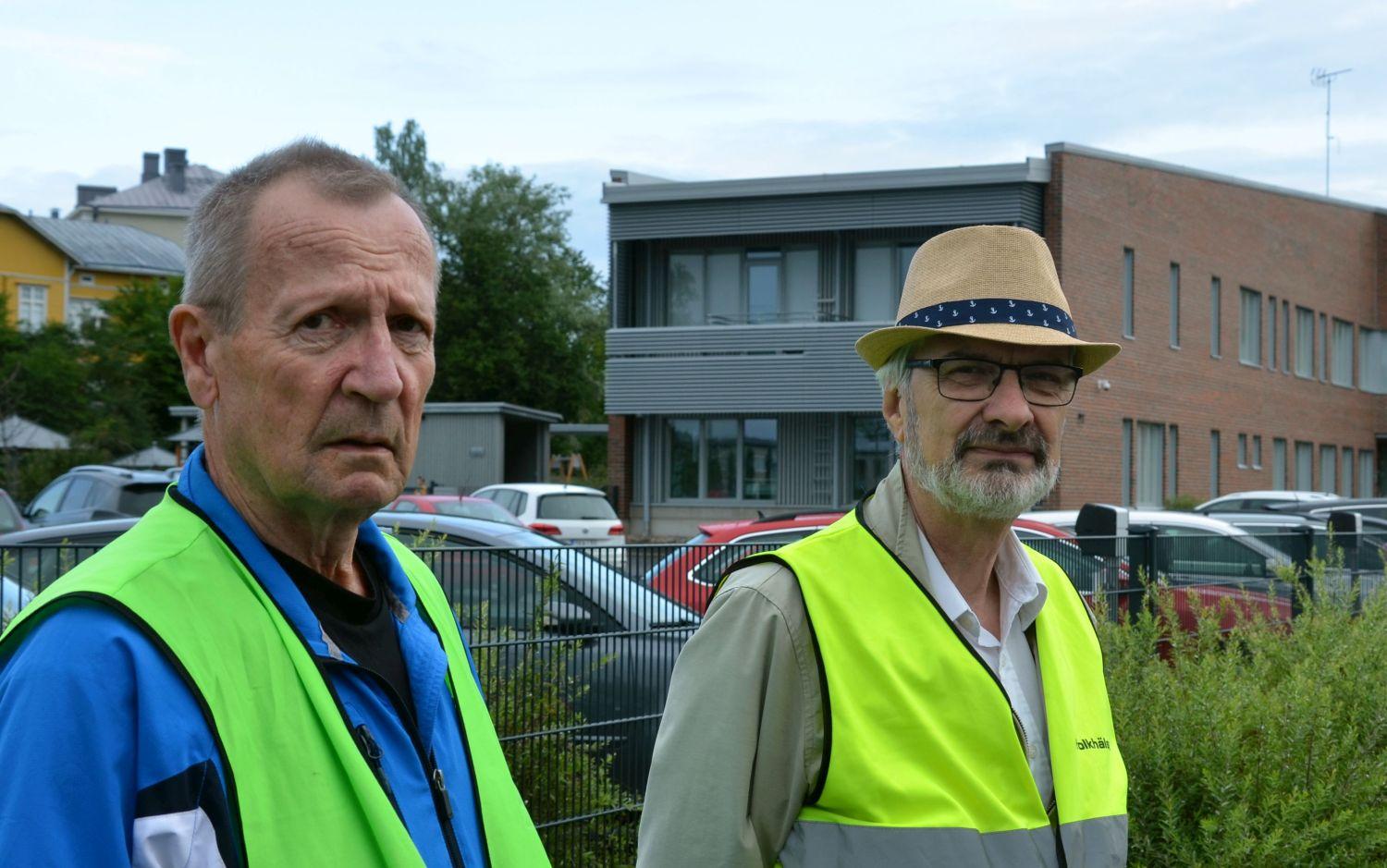 två män vid en korsning