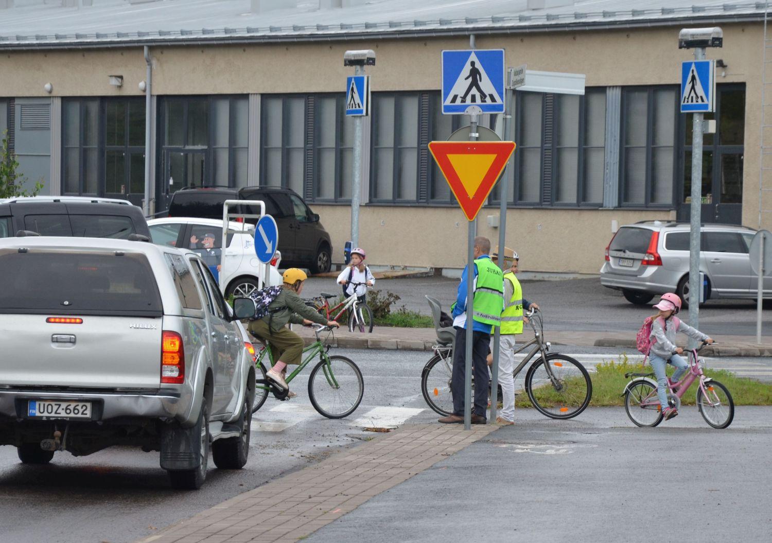 Cyklister och bilar i korsning