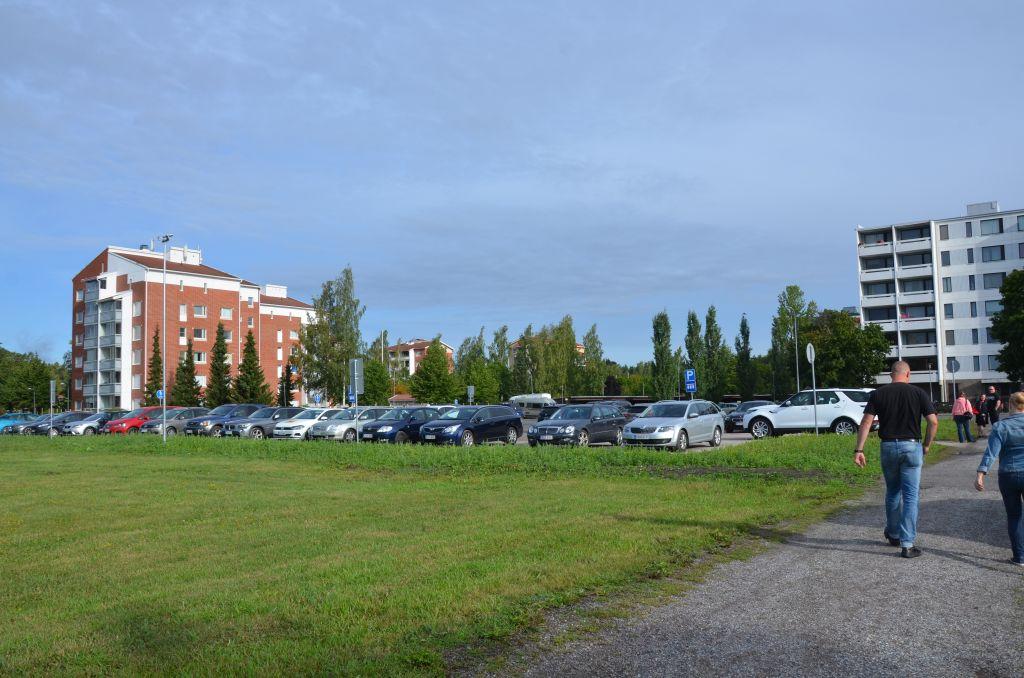 En parkeringsplats fylld med bilar.