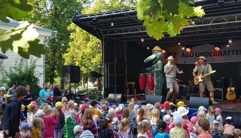 Männsikor som står framför en scen..