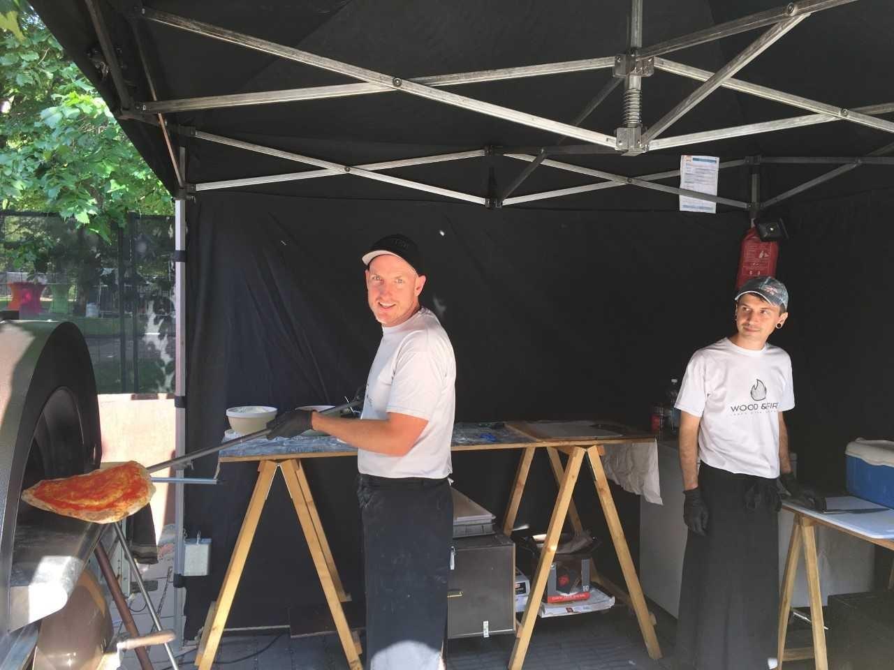 Jason Mcardle och Shane Thomas serverar pizza.