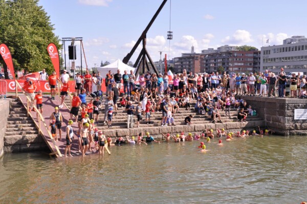 Många människor på en strand.
