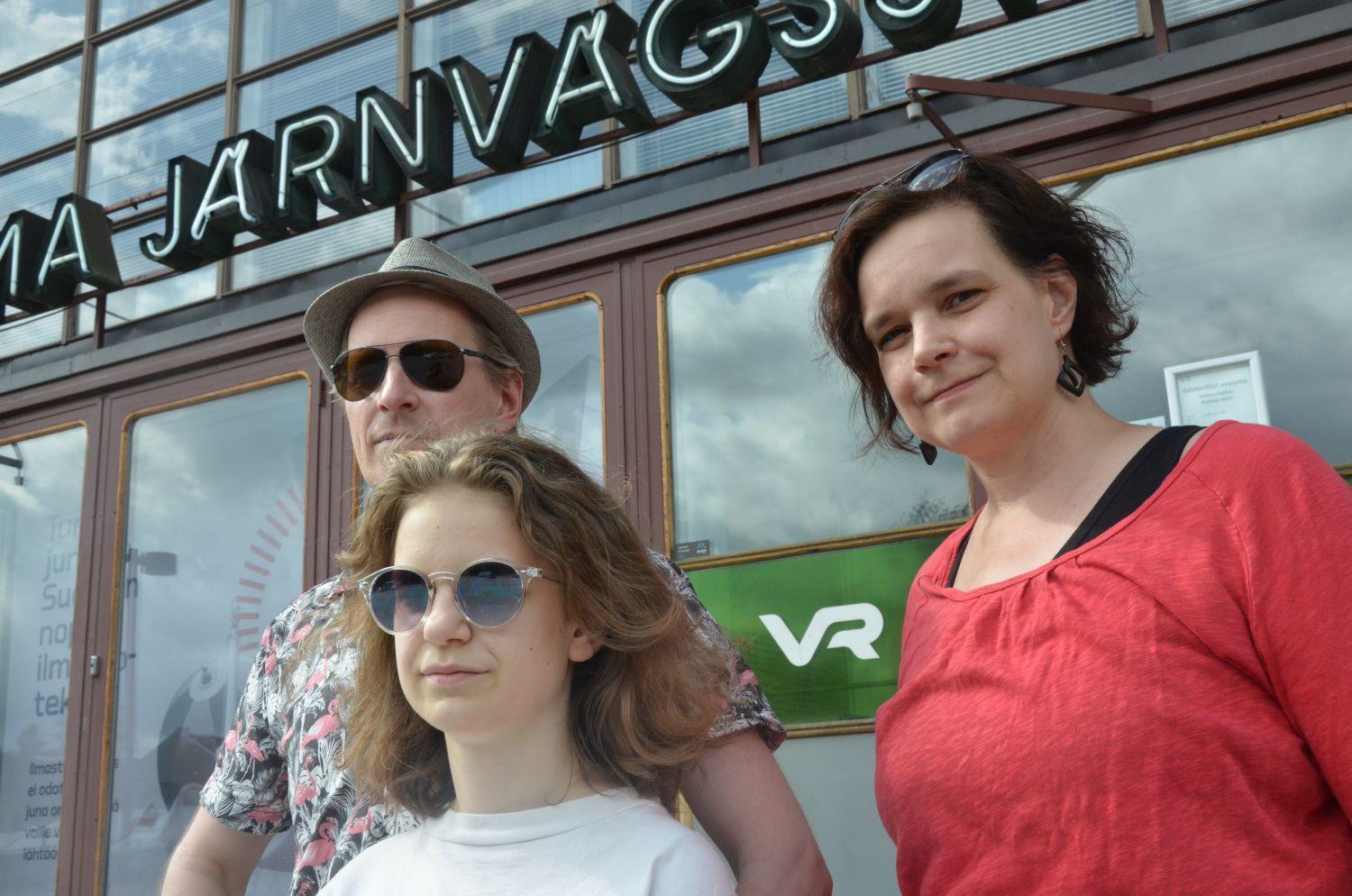 En man och två kvinnor står vid Åbo järnvägsstation