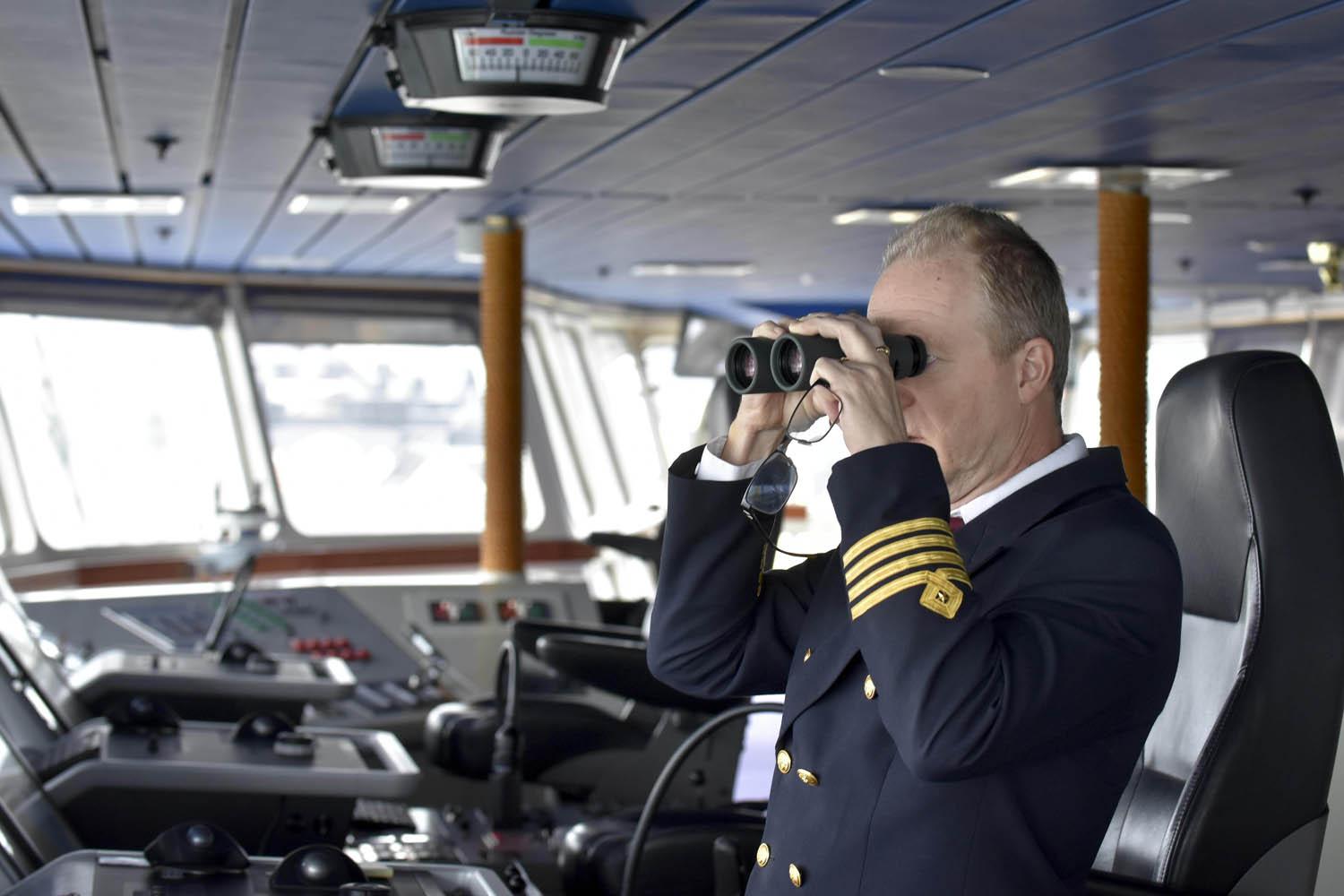 Kapten tittar i kikare