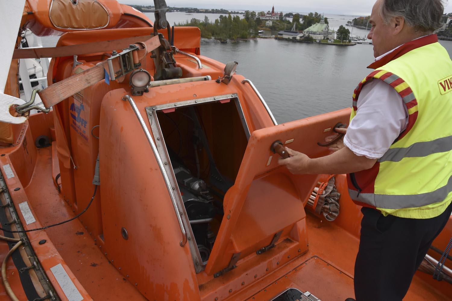 Sjöman kollar teknik på däcket