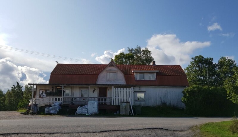 en byggnad och gräs