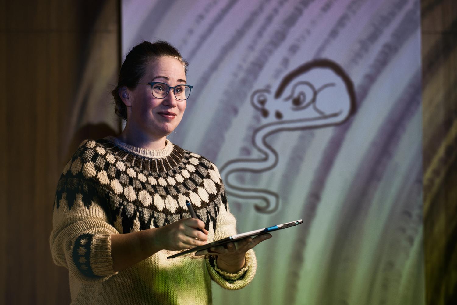 Kvinnlig skådespelare som ritar och berättar en saga om två möss