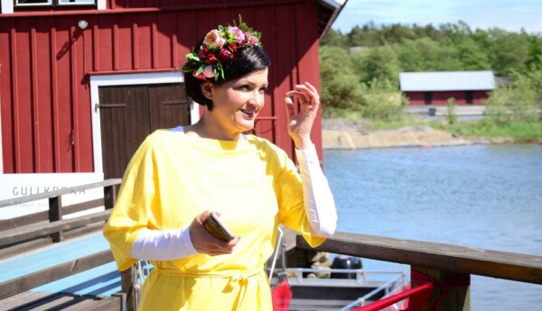 Kvinna med blomsterkrans