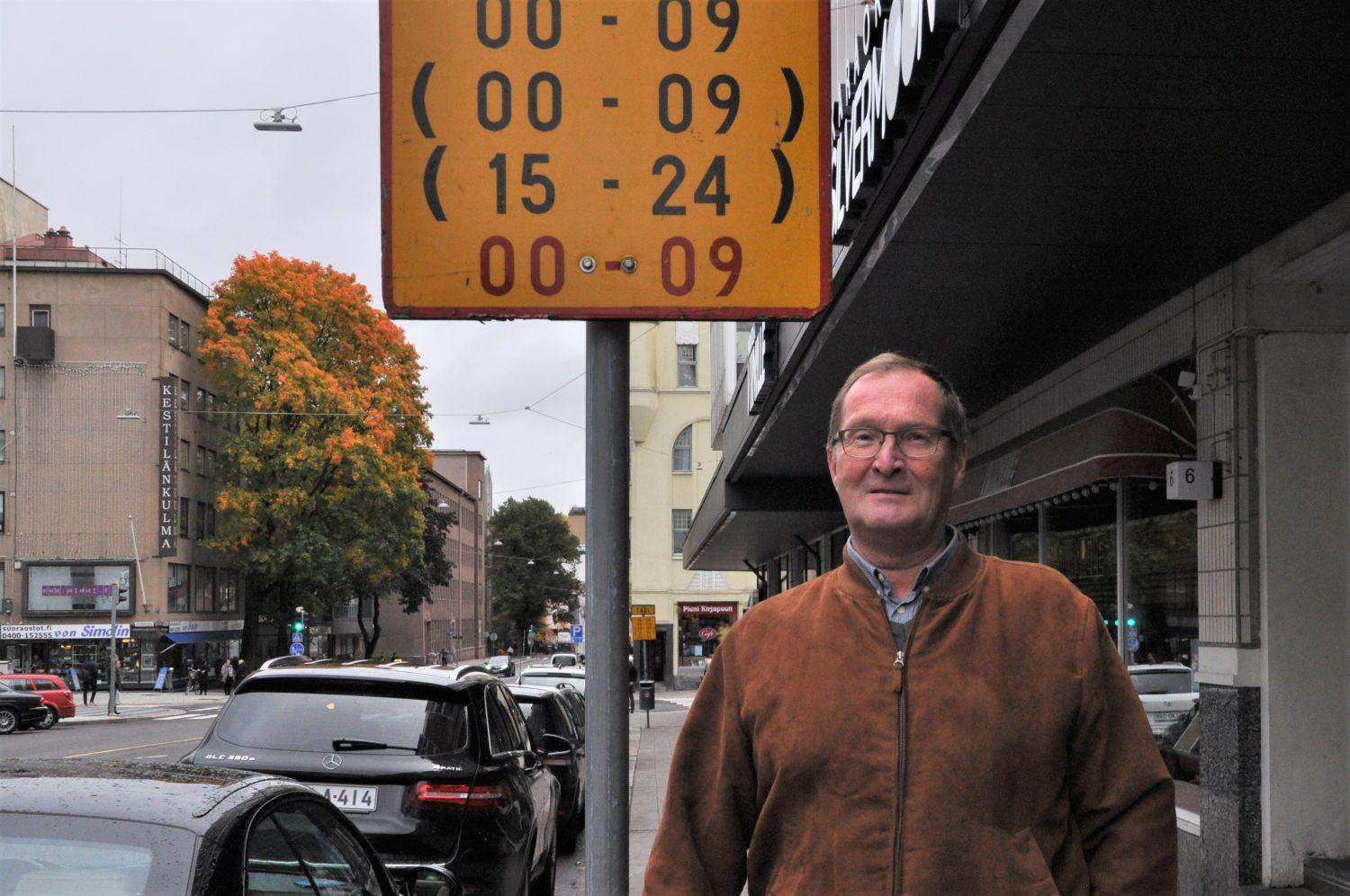 En man vid ett trafikmärke.
