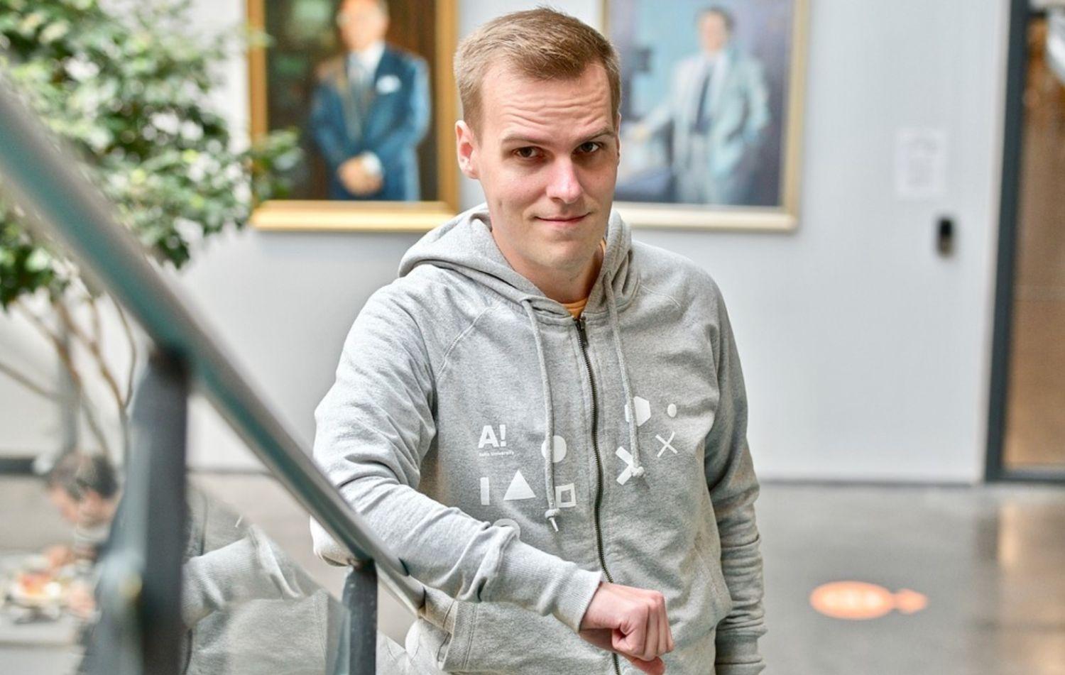 Närbild på man vid trappa